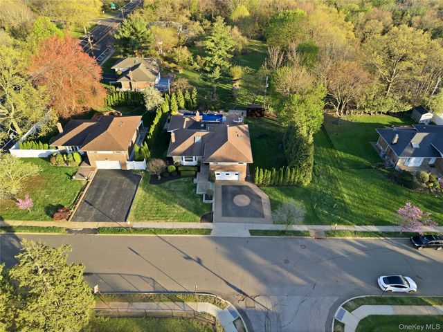 49 Canterbury Road, Woodbury, NY 11797