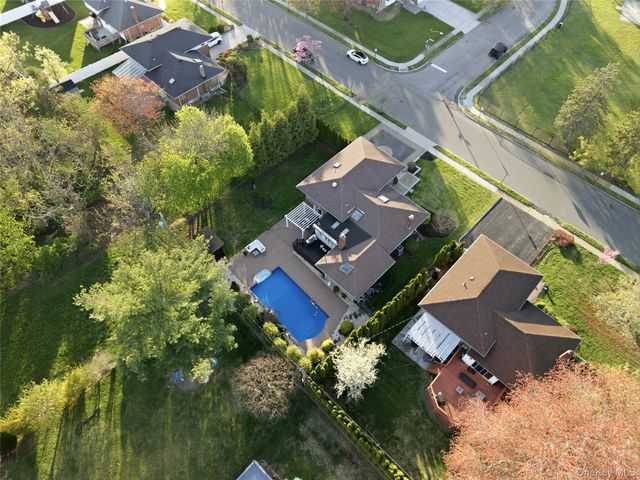 49 Canterbury Road, Woodbury, NY 11797