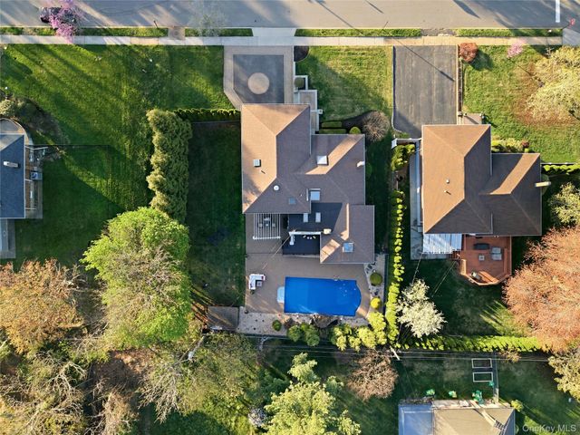 49 Canterbury Road, Woodbury, NY 11797