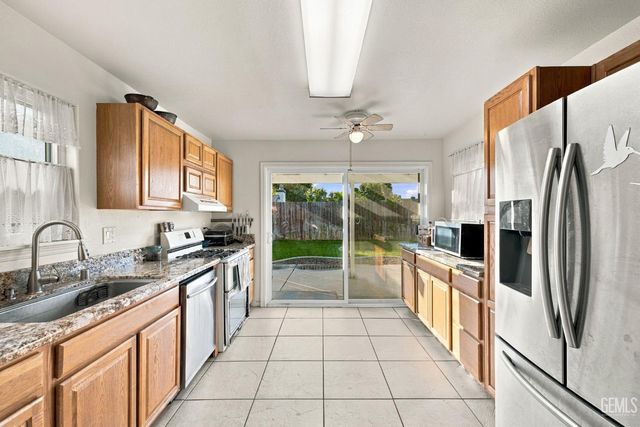 6217 Castle Cary Drive, Bakersfield, CA 93306