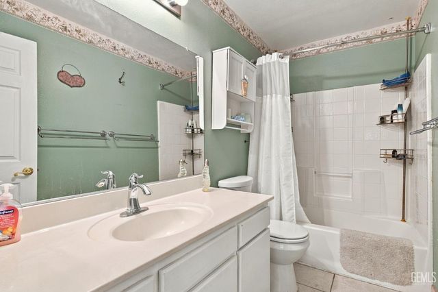 6217 Castle Cary Drive, Bakersfield, CA 93306