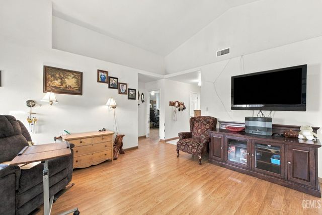 6217 Castle Cary Drive, Bakersfield, CA 93306