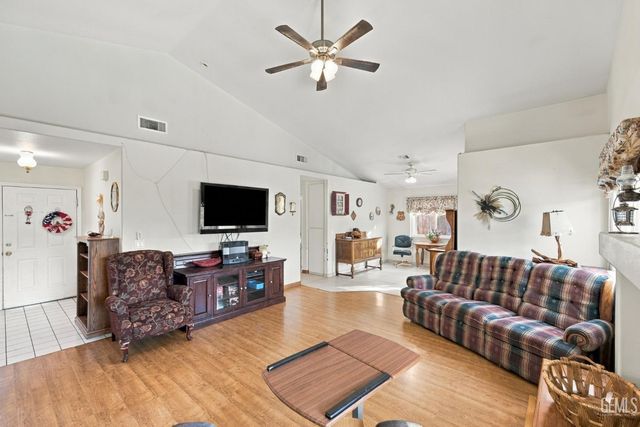 6217 Castle Cary Drive, Bakersfield, CA 93306