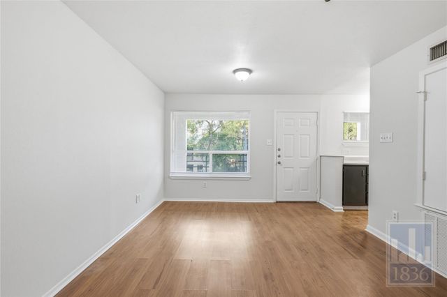 1514 Parker LN 102, Austin, TX 78741