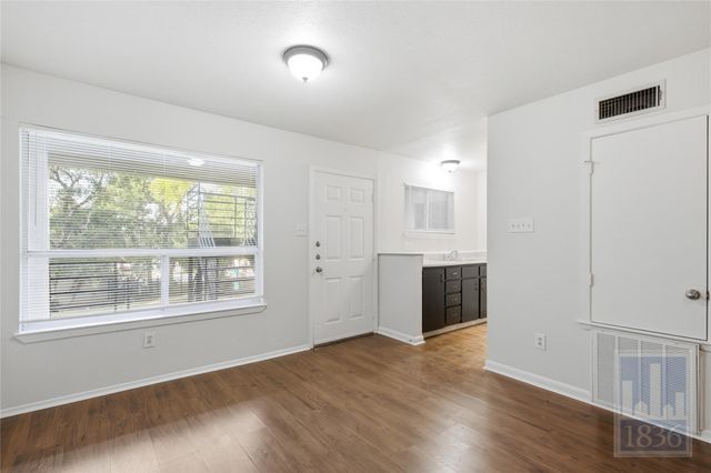 1514 Parker LN 102, Austin, TX 78741