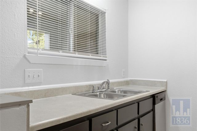 1514 Parker LN 102, Austin, TX 78741