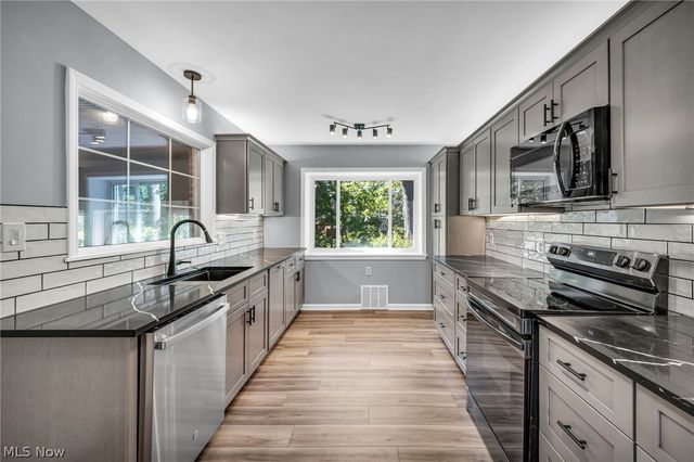 6524 E Pleasant Valley Road, Independence, OH 44131