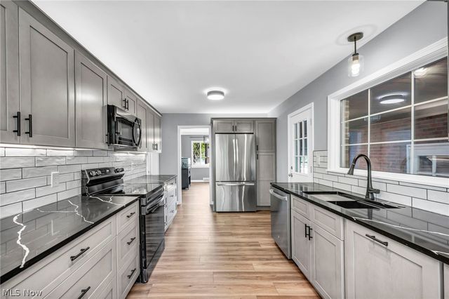 6524 E Pleasant Valley Road, Independence, OH 44131