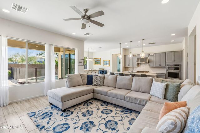 2819 E LOS GATOS Drive, Phoenix, AZ 85050