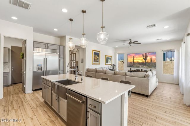 2819 E LOS GATOS Drive, Phoenix, AZ 85050