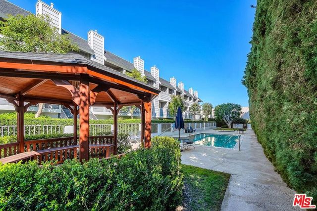 13340 Burbank Boulevard 2, Sherman Oaks, CA 91401