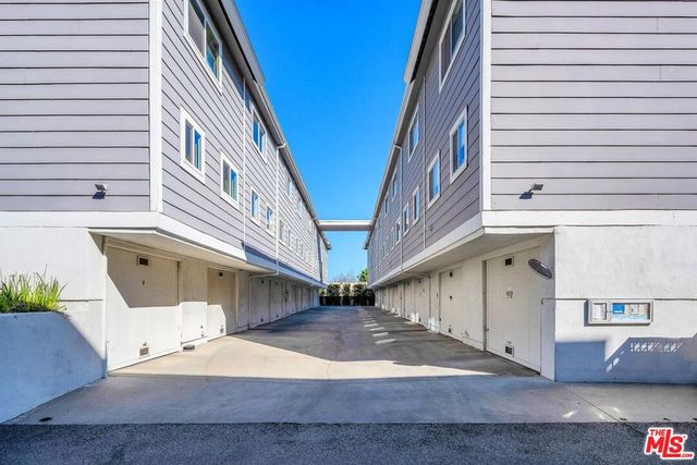 13340 Burbank Boulevard 2, Sherman Oaks, CA 91401