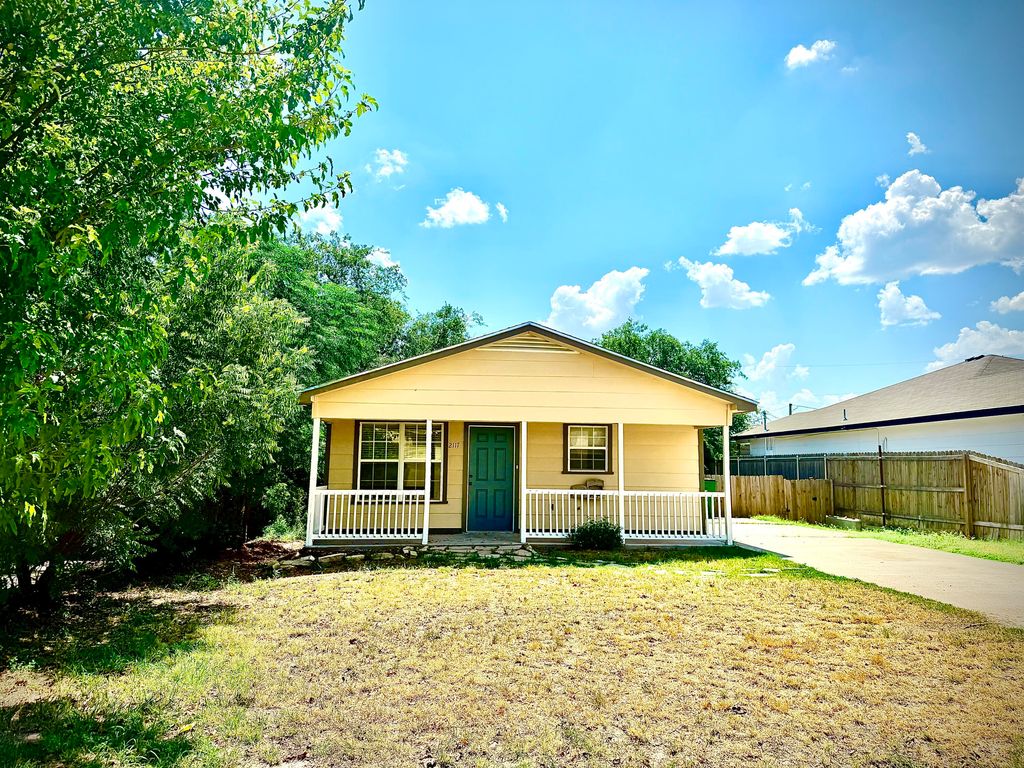 Image 1 of property listing at 2117 Woodlawn Drive, San Angelo, TX 76901