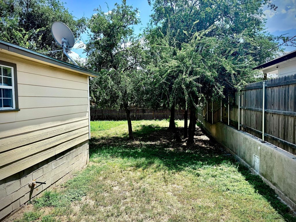 Image 19 of property listing at 2117 Woodlawn Drive, San Angelo, TX 76901
