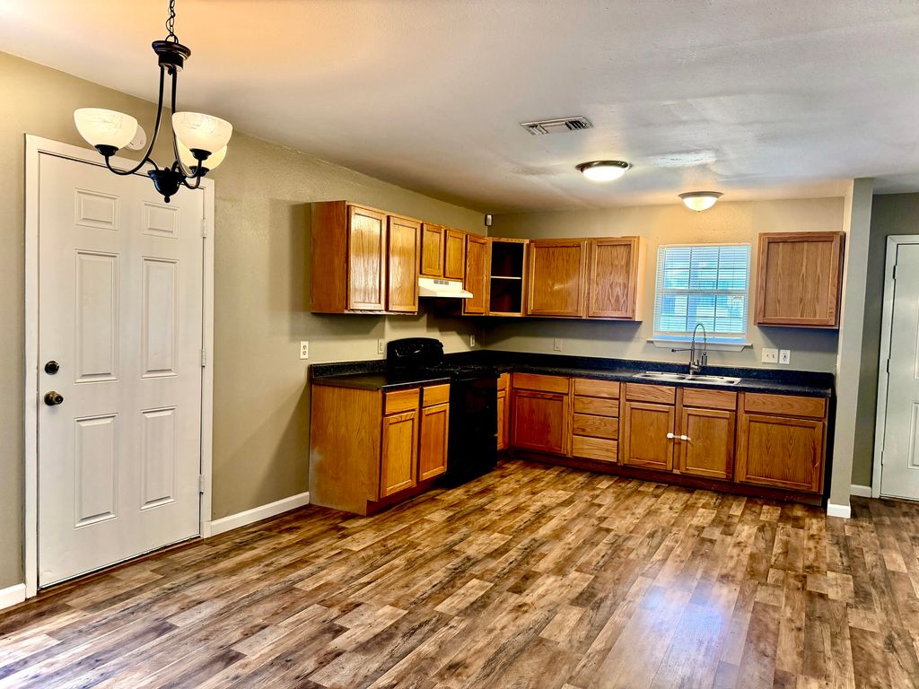 Image 5 of property listing at 2117 Woodlawn Drive, San Angelo, TX 76901
