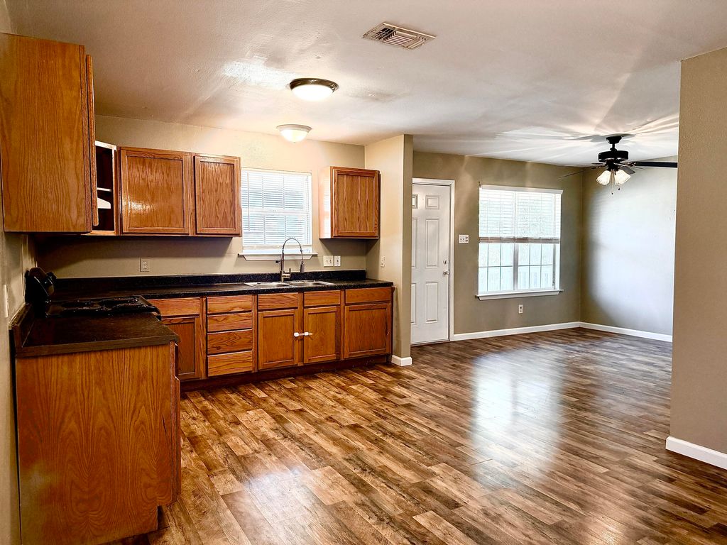 Image 7 of property listing at 2117 Woodlawn Drive, San Angelo, TX 76901