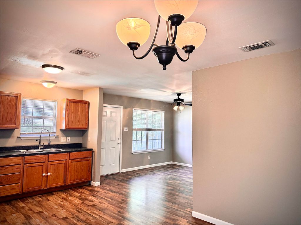 Image 8 of property listing at 2117 Woodlawn Drive, San Angelo, TX 76901