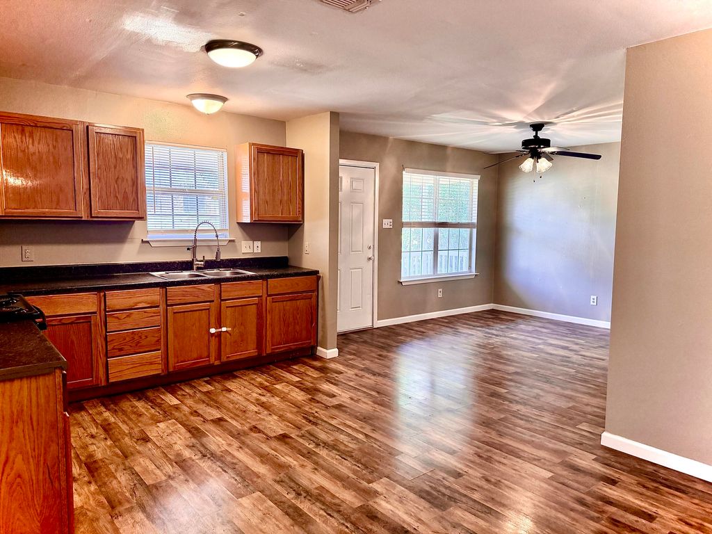 Image 9 of property listing at 2117 Woodlawn Drive, San Angelo, TX 76901