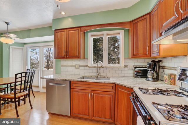 4158 ROBINHOOD DR, York, PA 17408