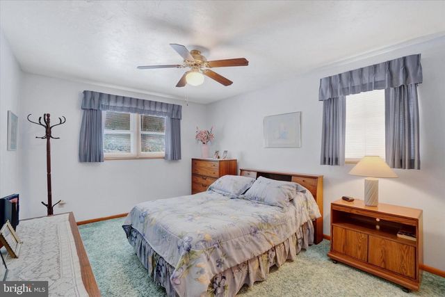 4158 ROBINHOOD DR, York, PA 17408