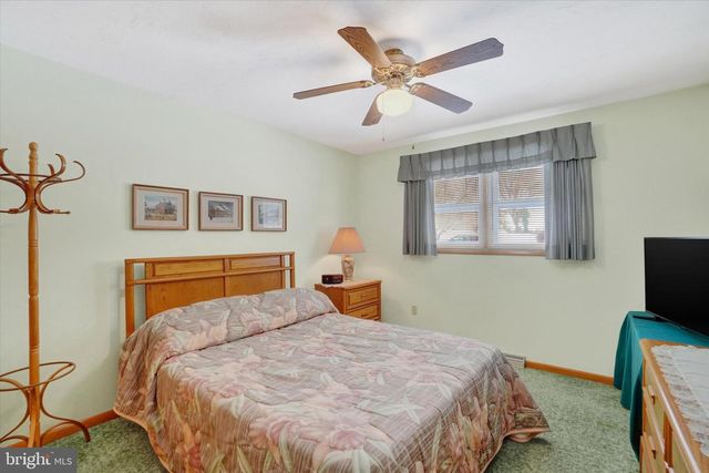 4158 ROBINHOOD DR, York, PA 17408