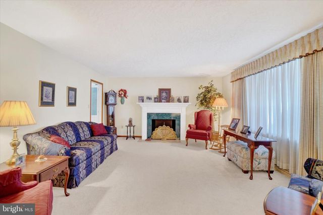 4158 ROBINHOOD DR, York, PA 17408