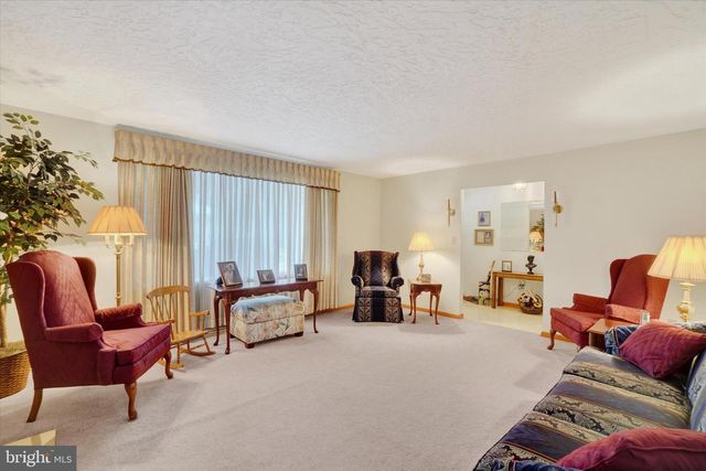 4158 ROBINHOOD DR, York, PA 17408