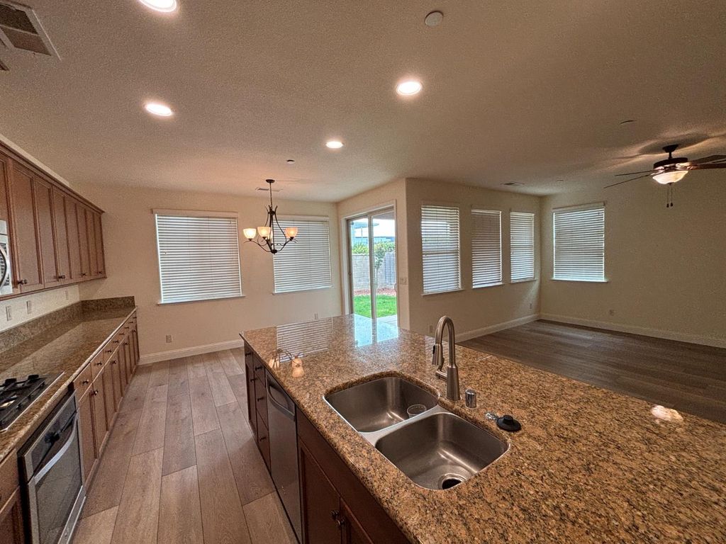 Image 18 of property listing at 2481 S Via Versilia Drive, Fresno, CA 93727