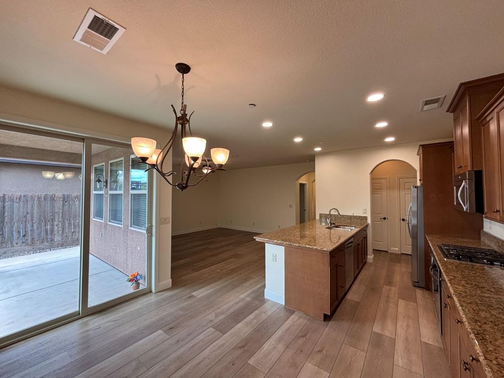 Image 19 of property listing at 2481 S Via Versilia Drive, Fresno, CA 93727