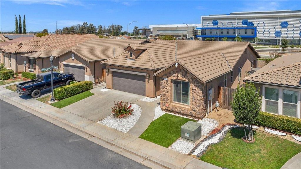 Image 2 of property listing at 2481 S Via Versilia Drive, Fresno, CA 93727