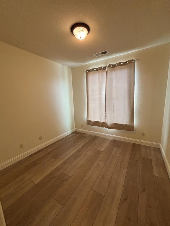 Image 23 of property listing at 2481 S Via Versilia Drive, Fresno, CA 93727