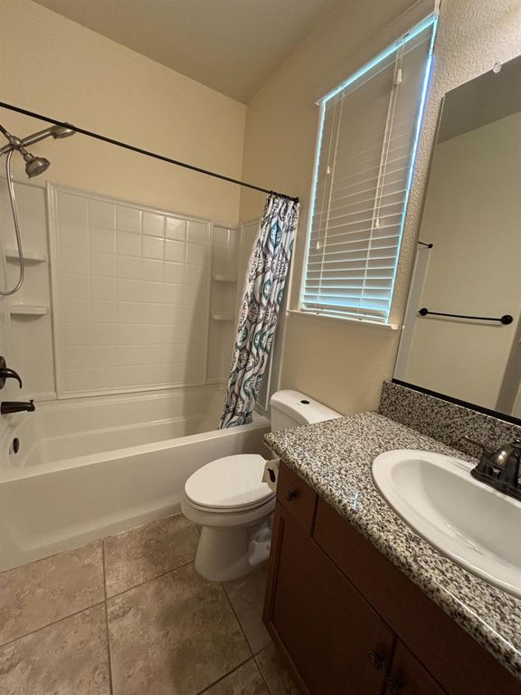 Image 27 of property listing at 2481 S Via Versilia Drive, Fresno, CA 93727