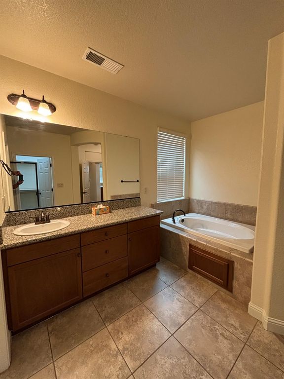 Image 43 of property listing at 2481 S Via Versilia Drive, Fresno, CA 93727