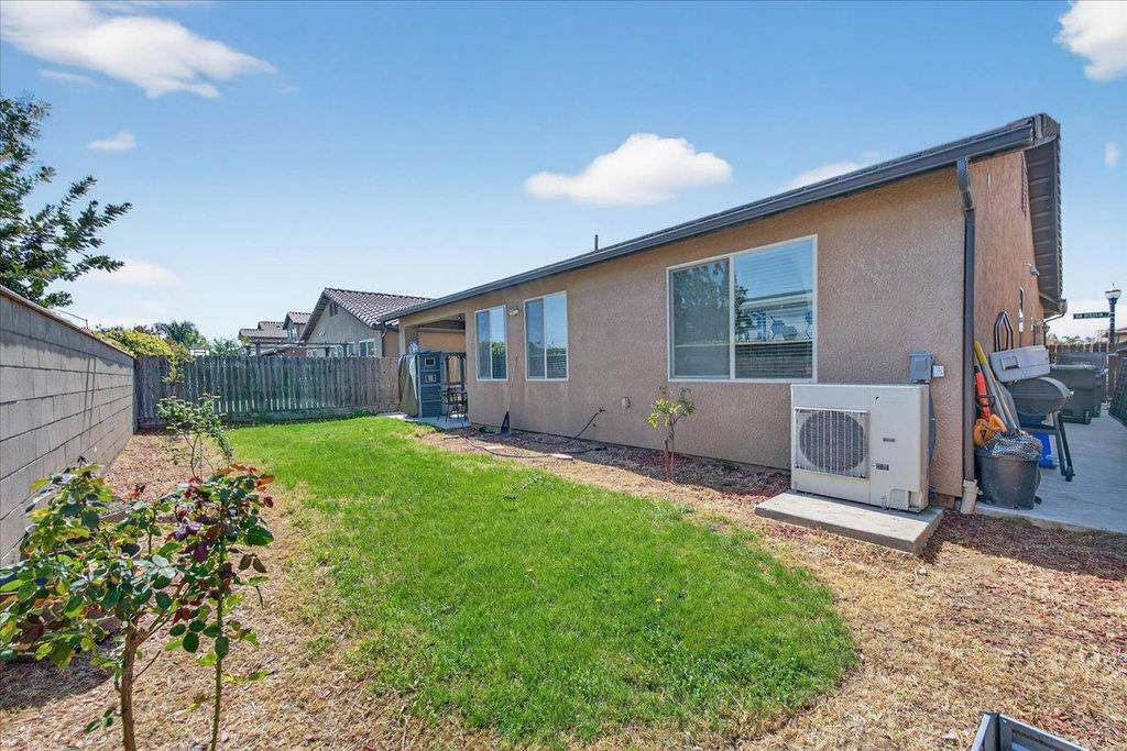 Image 5 of property listing at 2481 S Via Versilia Drive, Fresno, CA 93727