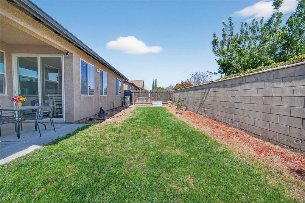 Image 6 of property listing at 2481 S Via Versilia Drive, Fresno, CA 93727