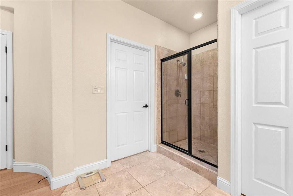 Image 8 of property listing at 2481 S Via Versilia Drive, Fresno, CA 93727