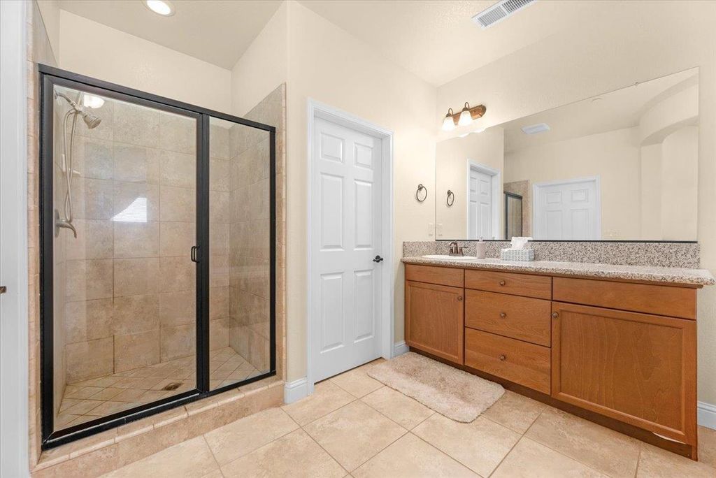 Image 9 of property listing at 2481 S Via Versilia Drive, Fresno, CA 93727