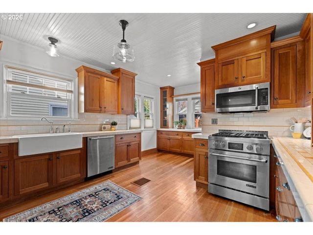 7204 N WASHBURNE Ave N, Portland, OR 97217