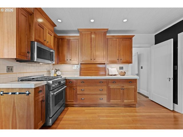 7204 N WASHBURNE Ave N, Portland, OR 97217