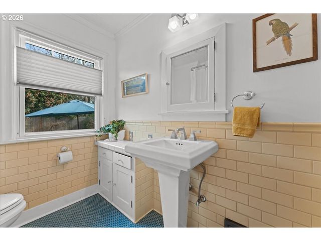 7204 N WASHBURNE Ave N, Portland, OR 97217