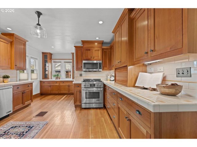 7204 N WASHBURNE Ave N, Portland, OR 97217