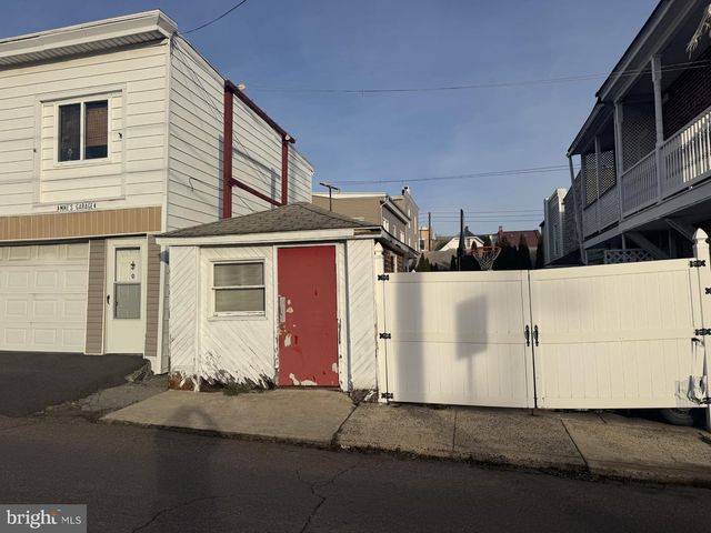 25 E OAK ST, Shenandoah, PA 17976