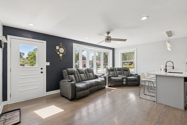 9945 Sunnyside Avenue, Schiller Park, IL 60176