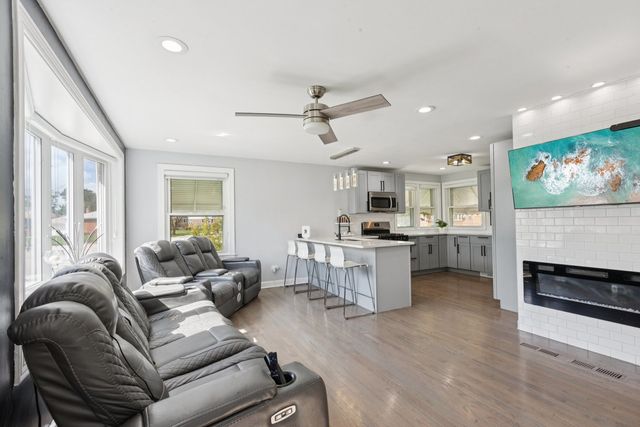 9945 Sunnyside Avenue, Schiller Park, IL 60176