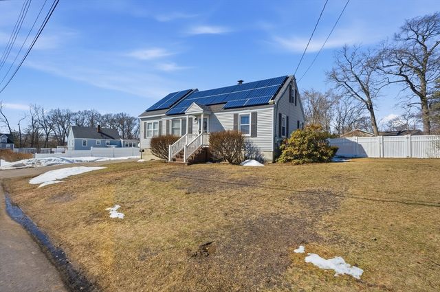 37 Saint Paul St, Lowell, MA 01851