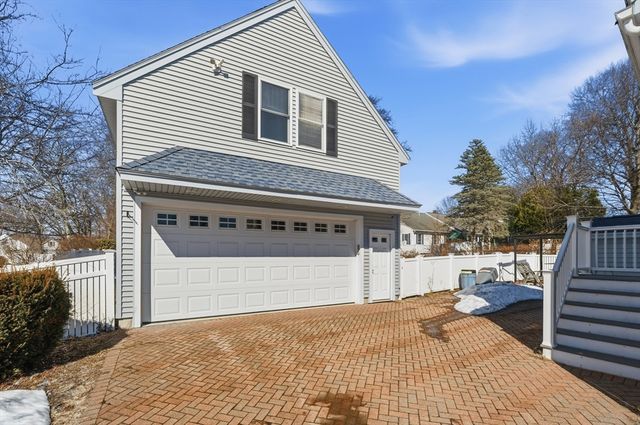 37 Saint Paul St, Lowell, MA 01851