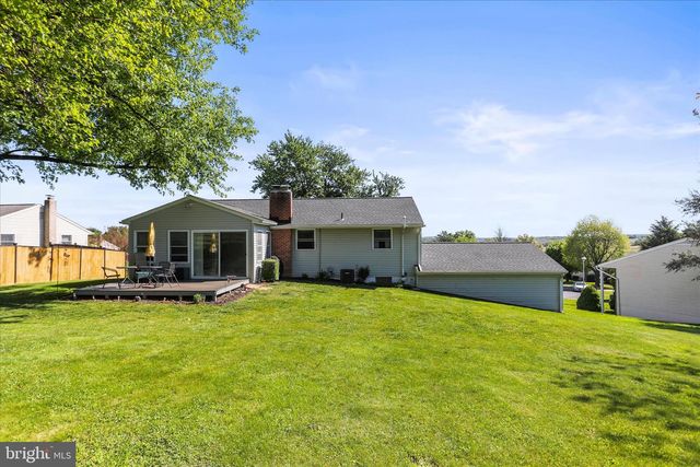 10 LOGAN HEIGHTS RD, York, PA 17403