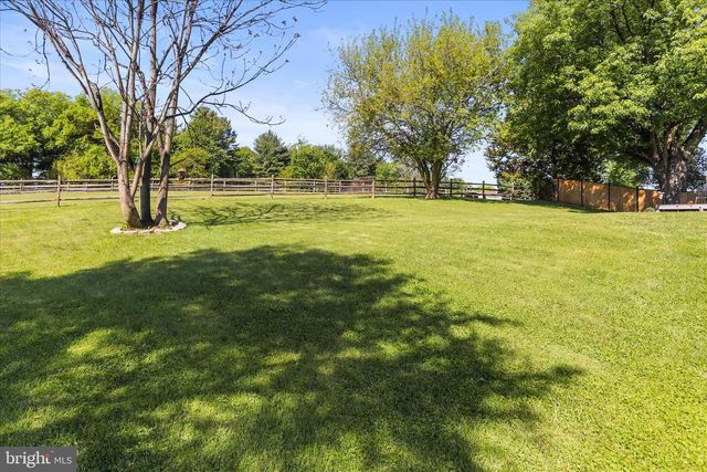 10 LOGAN HEIGHTS RD, York, PA 17403
