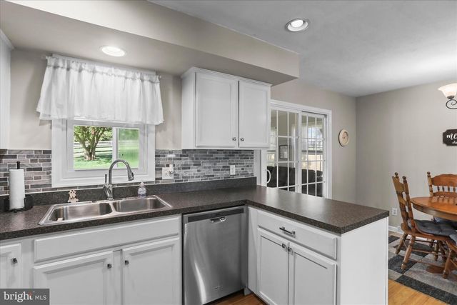 10 LOGAN HEIGHTS RD, York, PA 17403