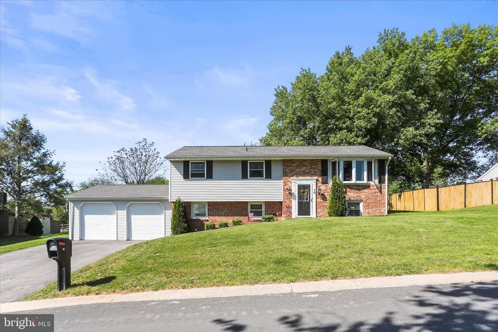 10 LOGAN HEIGHTS RD, York, PA 17403